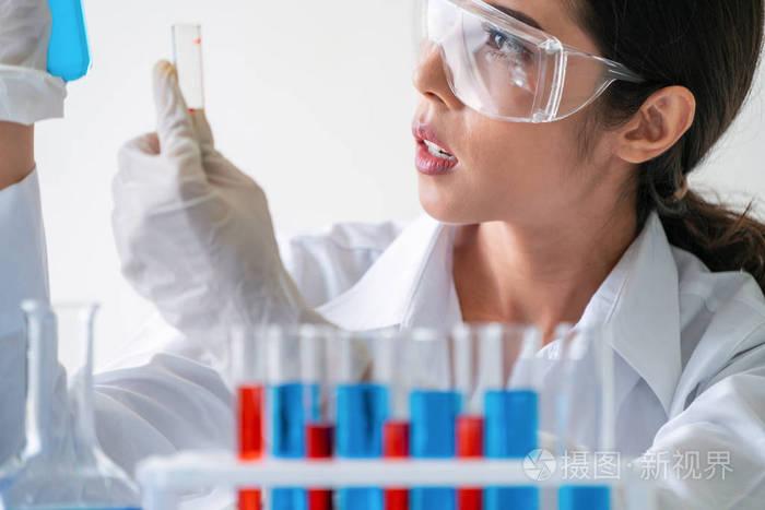 女科学家在实验室工作检查试管中的生物化学样品科学技术研发研究理念